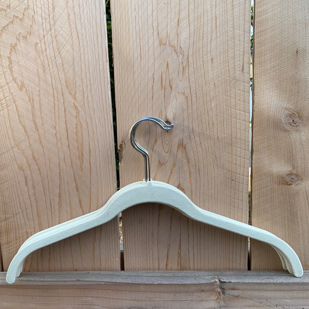 ✨set of 5 hangers!✨